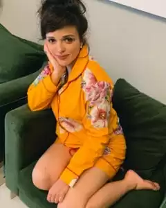Conjunto pijama feminino Naps, em tecido 100% algodão com toque acetinado e modelagem solta, composto por camisa de botão manga longa e shorts, personalizado com nome, monograma ou iniciais