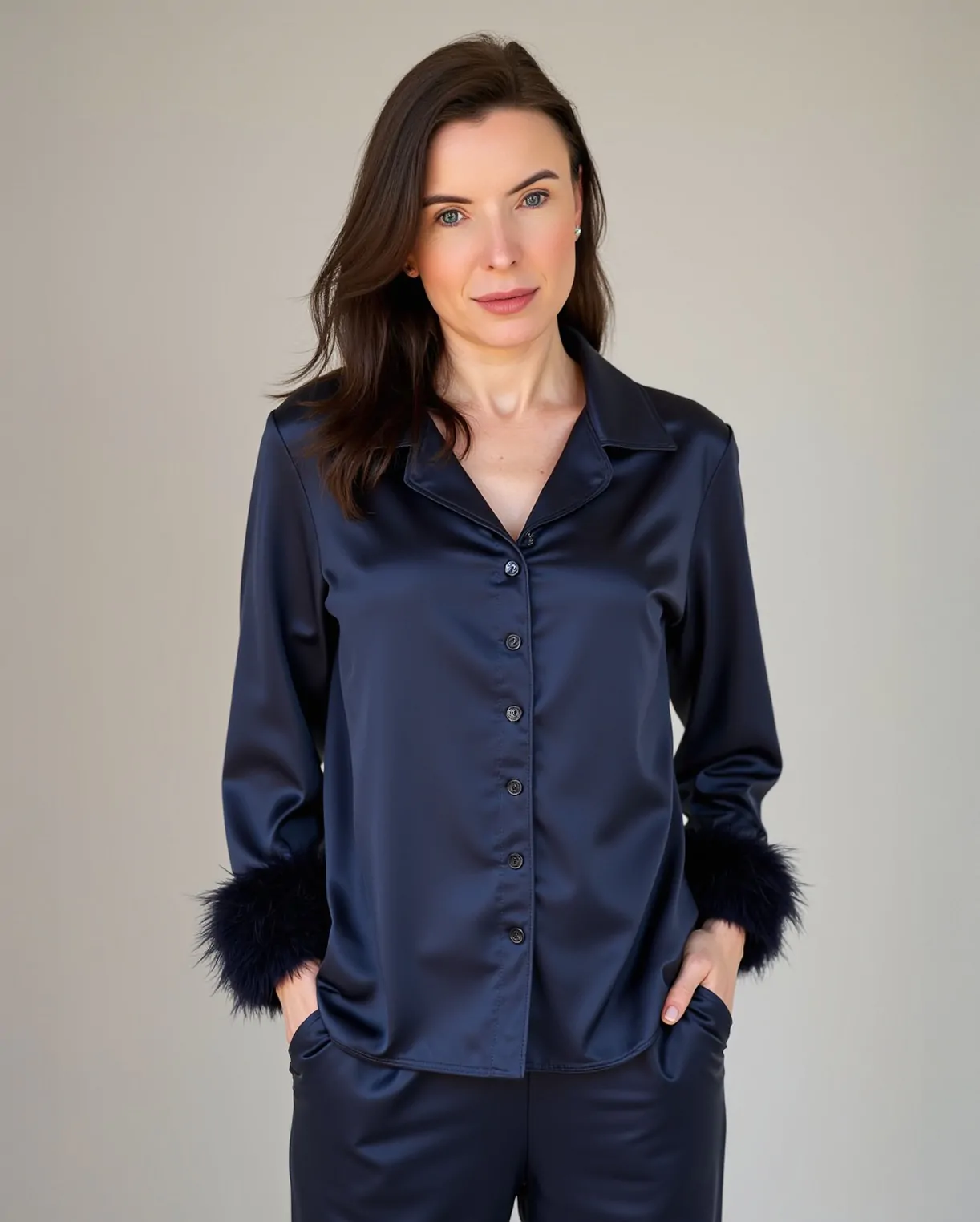 ✨ 6 anos atrás eu estava colocando o e-commerce da @naps.life no ar ✨Em 2019 eu vivia no auge do meu lado workaholic, mas os pijamas eram meu refúgio. Minha hora de desligar do mundo, com um vinho, um livro e só comigo mesma. Sempre amei pijamas, mas vivia me decepcionando com detalhes que só quem é detalhista entende: mangas que deveriam ser longas e ficavam curtas, fios soltos, acabamentos mal feitos, costuras tortas, modelagens que prendiam o movimento e não me deixavam dormir esparramada. Até que pensei: e se eu mesma fizesse meu pijama? 🌙O que era pra ser um hobby virou uma marca. No meio das aulas de costura, descobri um dom que me trouxe paz e propósito. Fui estudar tecidos, sono, e até como fazer meu próprio e-commerce. Me filiei à @soudealgodao e adquiri muito conhecimento pra fazer acontecer. Coloquei nos pijamas tudo o que não via em outras peças: costura francesa impecável, interior com revel, acabamentos perfeitos em cada detalhe.A Naps nasceu assim: da junção entre uma mania de reparar em tudo e a vontade de criar algo melhor. De lá pra cá foram fases boas, outras difíceis, pausas, retomadas, encontros lindos e muito aprendizado.Hoje olho pra trás com orgulho. De cada peça feita, de cada cliente que acreditou na Naps, de cada pessoa incrível que entrou na minha vida por causa da marca. E foram muitas pessoas especiais!6 anos depois, a Naps segue viva, forte e cheia de histórias bordadas em cada peça. E esse é só o começo do que está por vir 💖